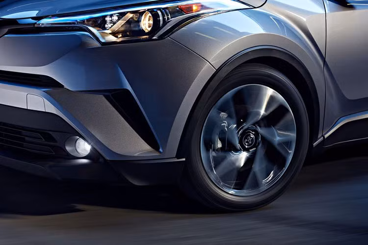 Chưa hết, khi bước vào không gian nội thất, Toyota C-HR Limited 2019 sở hữu ghế ngồi bọc da tích hợp sưởi ấm và đầy đủ các tính năng của hai phiên bản thấp hơn và bổ sung vật liệu da ở nội thất, dây an toàn hỗ trợ điện và hệ thống giải trí được nâng cấp.