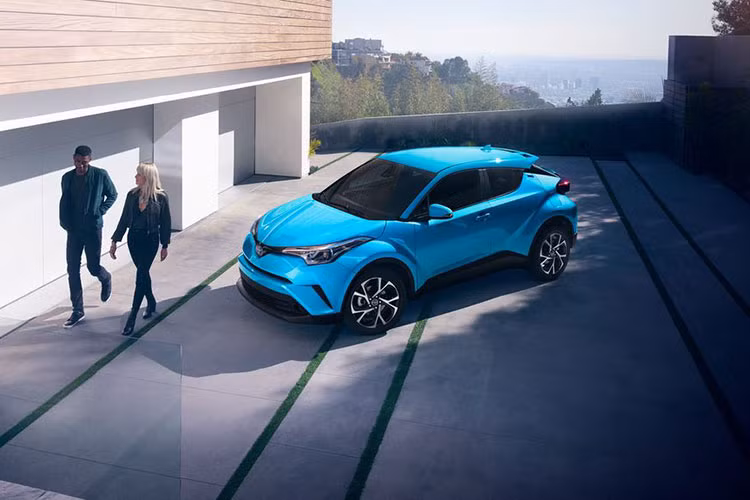 Tiếp tới là phiên bản XLE với mức giá từ 23.030 USD (khoảng 541 triệu đồng) đi kèm với các chi tiết ốp gỗ đen ở nội thất và trang bị khởi động xe bằng nút bấm. Trên phiên bản XLE, C-HR còn có gương chiếu hậu gập tự động tích hợp đèn cửa và cảnh báo điểm mù, cảnh báo giao thông phía sau. Một số trang bị đáng chú ý khác bao gồm vô-lăng bọc da, ghế bọc da và bộ mâm hợp kim 18 inch.