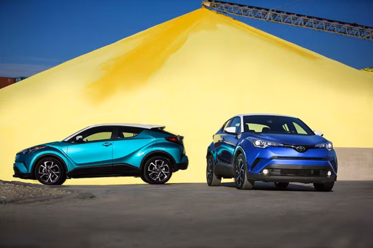 Tại thị trường Việt Nam, những chiếc xe Toyota C-HR được đưa về vào hồi đầu năm ngoái đang rất được ưa chuộng, tuy nhiên mức giá lại khá cao. Cụ thể giá bán mẫu xe này tại một số showroom ôtô tư nhân ở Hà Nội và TP HCM với giá khoảng 1,8 tỷ đồng), tương đương giá một chiếc Mercedes-Benz GLC 250 đầu năm 2017.