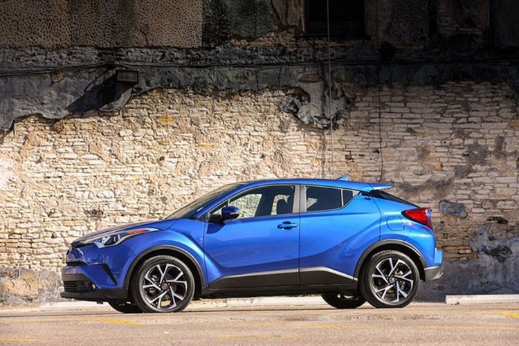 Phiên bản tiêu chuẩn của Toyota C-HR 2019 mới là LE, đây cũng chính là phiên bản có mức giá thấp nhất là 20.995 USD (khoảng 494 triệu đồng). Ở phiên bản LE, Toyota C-HR được trang bị một số option đáng chú ý như kính chắn gió cách âm, đèn định vị ban ngày LED và bộ mâm bằng thép có kích thước tiêu chuẩn 17 inch.