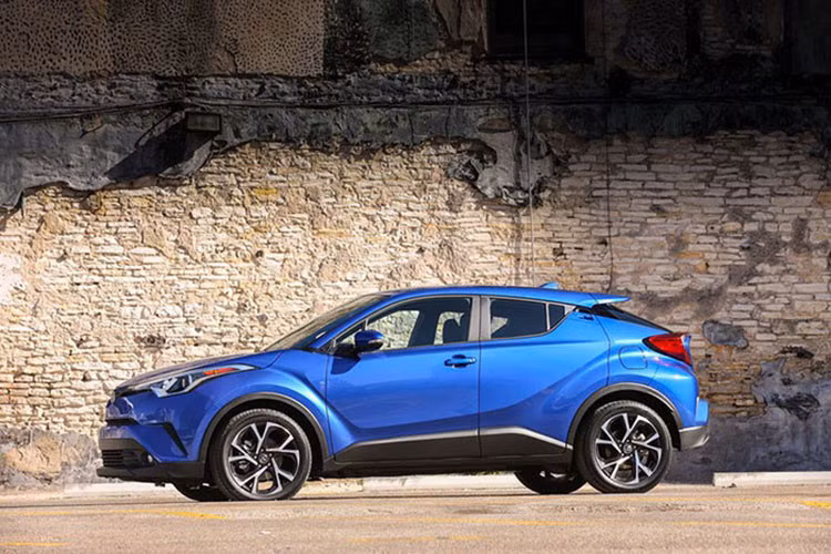 Phiên bản tiêu chuẩn của Toyota C-HR 2019 mới là LE, đây cũng chính là phiên bản có mức giá thấp nhất là 20.995 USD (khoảng 494 triệu đồng). Ở phiên bản LE, Toyota C-HR được trang bị một số option đáng chú ý như kính chắn gió cách âm, đèn định vị ban ngày LED và bộ mâm bằng thép có kích thước tiêu chuẩn 17 inch.