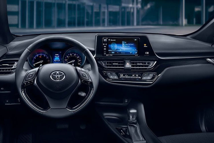 Về động cơ, Toyota trang bị trên cả 3 phiên bản của C-HR 2019 ở thị trường Mỹ khối động cơ I4 2.0L kết hợp cùng hộp số vô cấp CVT và hệ dẫn động cầu trước. Từ đó, C-HR 2019 cho ra công suất tối đa 144 mã lực và 188 Nm mô-men xoắn.