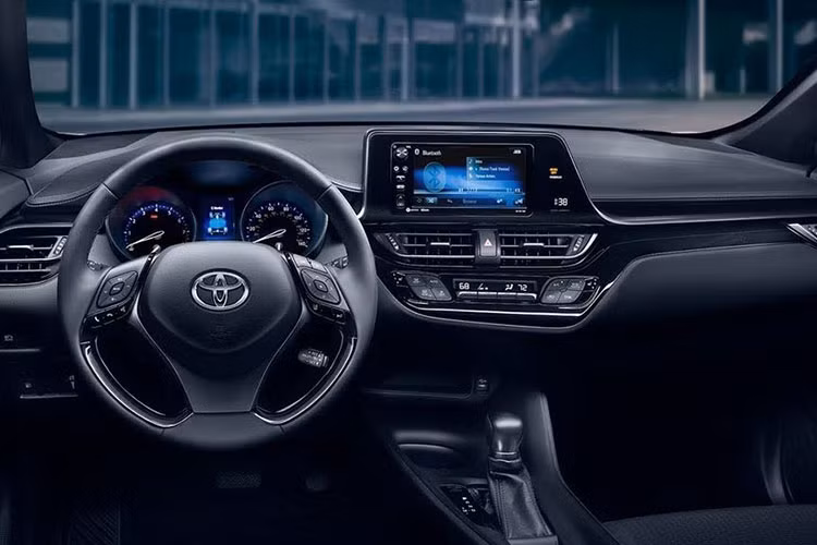 Về động cơ, Toyota trang bị trên cả 3 phiên bản của C-HR 2019 ở thị trường Mỹ khối động cơ I4 2.0L kết hợp cùng hộp số vô cấp CVT và hệ dẫn động cầu trước. Từ đó, C-HR 2019 cho ra công suất tối đa 144 mã lực và 188 Nm mô-men xoắn.