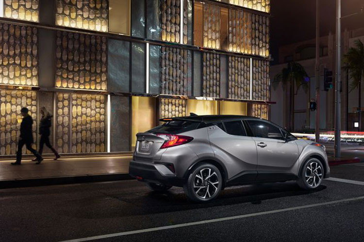 Ngoài ra, phiên bản Toyota C-HR Limited 2019 mới sẽ còn sở hữu một số tùy chọn cao cấp khác như cần gạt nước mưa có thể cảm ứng, hệ thống Entune 3.0 Premium bao gồm phát Wi-Fi và định vị, Apple CarPlay...