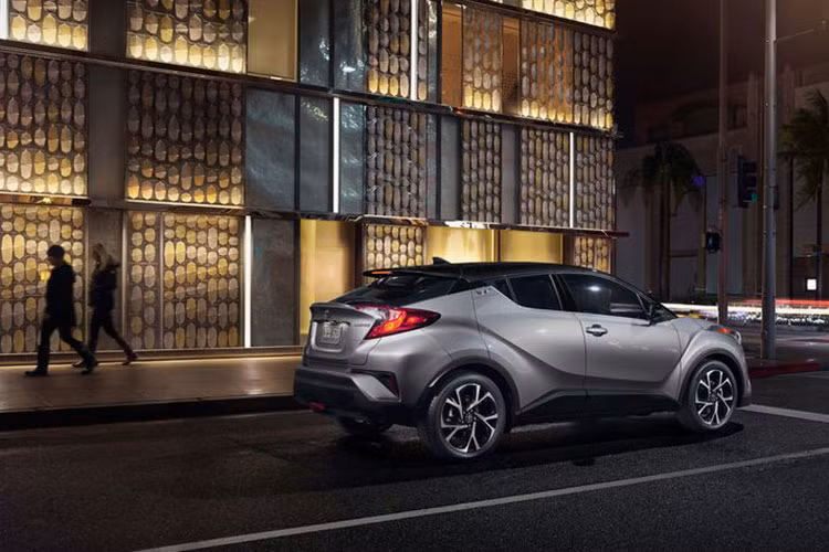 Ngoài ra, phiên bản Toyota C-HR Limited 2019 mới sẽ còn sở hữu một số tùy chọn cao cấp khác như cần gạt nước mưa có thể cảm ứng, hệ thống Entune 3.0 Premium bao gồm phát Wi-Fi và định vị, Apple CarPlay...