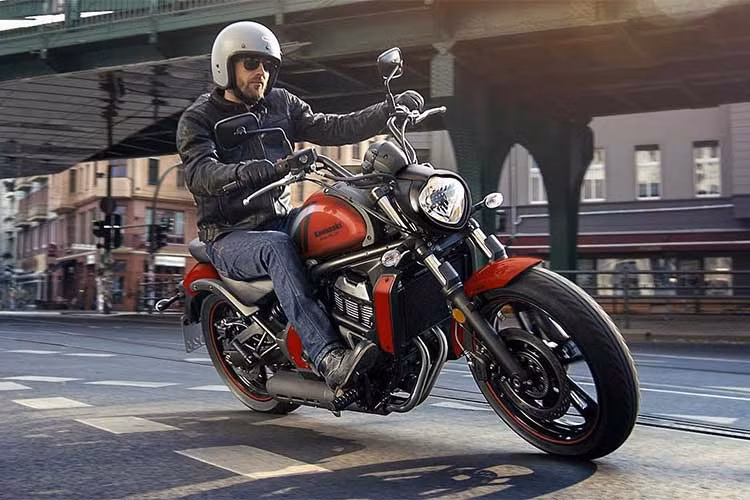 Chỉ thay đổi một số chi tiết bên ngoài, mẫu Vulcan S 2018 mới cũng giống như phiên bản trước khi được xây dựng và phát triển dựa trên "người anh em" ER-6N với kiểu dáng đặc trưng của một mẫu cruiser hạng trung đúng nghĩa như tay lái cao và dài, kết hợp cùng vị trí ngồi thấp với chiều cao yên chỉ vào khoảng 706 mm.