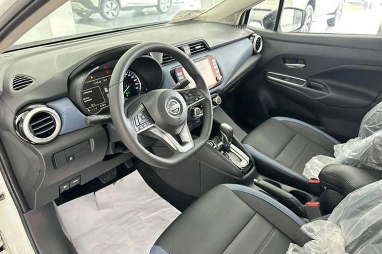 Bên trong nội thất, Nissan Almera 202 được trang bị bệ tỳ tay ở ghế trước và sạc điện thoại không dây, cùng với hệ thống tự động mở/khóa cửa khi người lái đến gần hoặc đi xa khỏi xe.