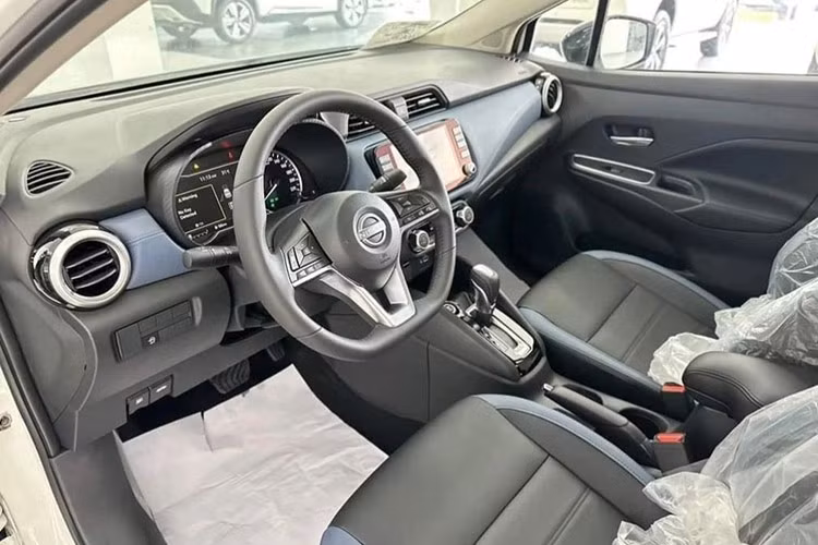 Bên trong nội thất, Nissan Almera 202 được trang bị bệ tỳ tay ở ghế trước và sạc điện thoại không dây, cùng với hệ thống tự động mở/khóa cửa khi người lái đến gần hoặc đi xa khỏi xe.