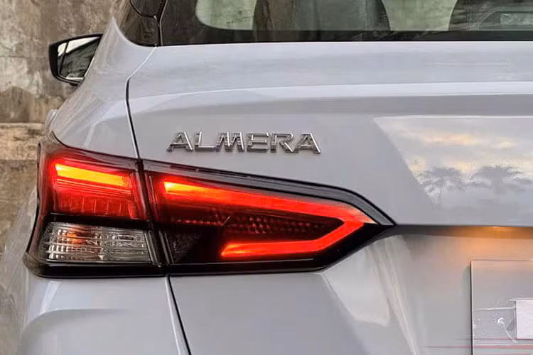 Là bản facelift, Almera 2024 vẫn giữ nguyên tổng thể thiết kế nhưng có sự điều chỉnh nhẹ ở phần đầu xe mang lại diện mạo mới mẻ. Hình ảnh thực tế cho thấy xe sở hữu màu sơn mới là xám ánh xanh, thay thế cho tùy chọn màu cam từng có ở phiên bản cũ.