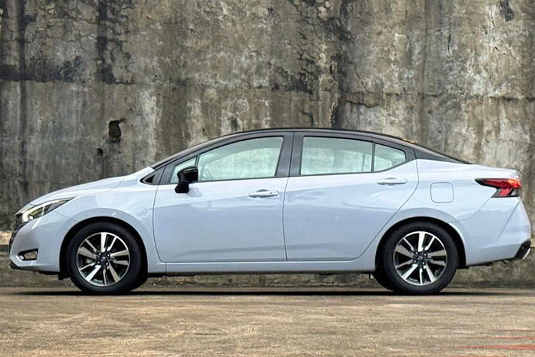 Bên cạnh đó, mẫu xe sedan cỡ B nhà Nissan cũng được trang bị bộ mâm mới. Bản tiêu chuẩn của xe dùng vành thép 15 inch với ốp mâm màu bạc trong khi bản cao cấp đi kèm mâm 16 inch có thiết kế phay xước 2 màu thể thao hơn.