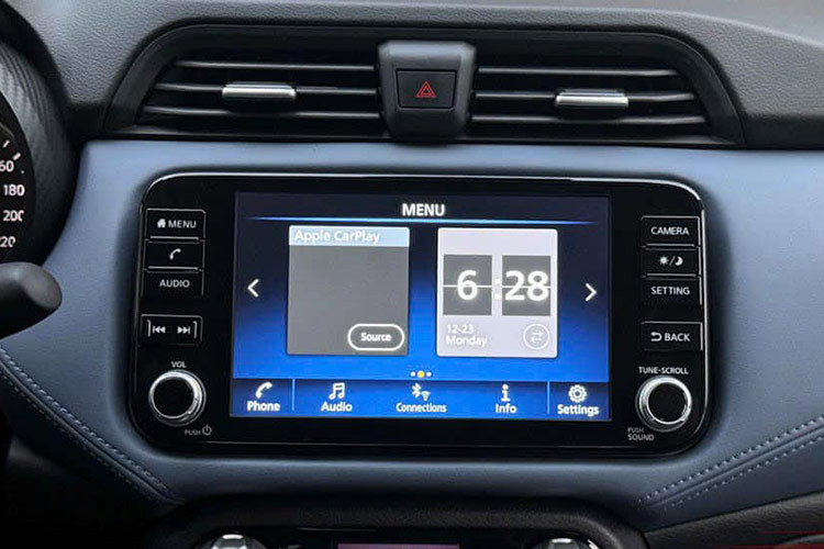 Thêm vào đó, Nissan Almera 2024 cũng sẽ được cung cấp cảm biến áp suất lốp, giúp người lái kiểm soát tình trạng lốp xe một cách dễ dàng hơn. Tuy nhiên hiện những tính năng mới này không rõ liệu có được đưa vào phiên bản bán tại Việt Nam hay không...?