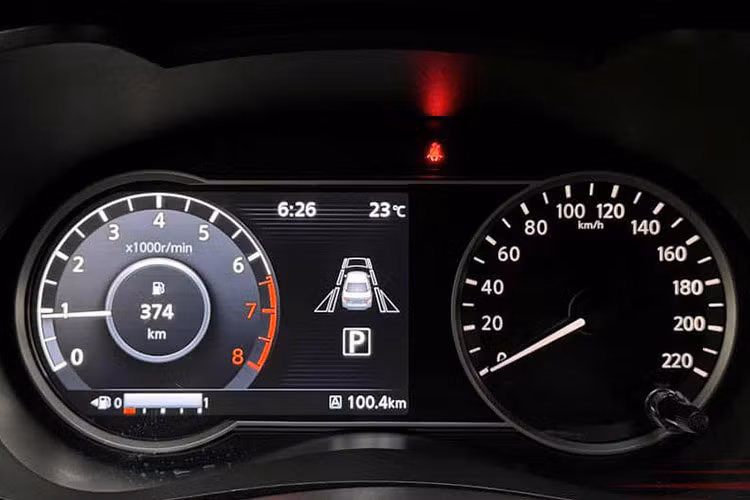 Lần đầu tiên, Almera mới sở hữu hệ thống hỗ trợ lái xe tiên tiến ADAS (Advanced Driver Assistance System), trong đó bao gồm các tính năng hiện đại như hỗ trợ phanh khẩn cấp, cảnh báo va chạm trước, cảnh báo lệch làn đường và đèn chiếu xa thông minh.