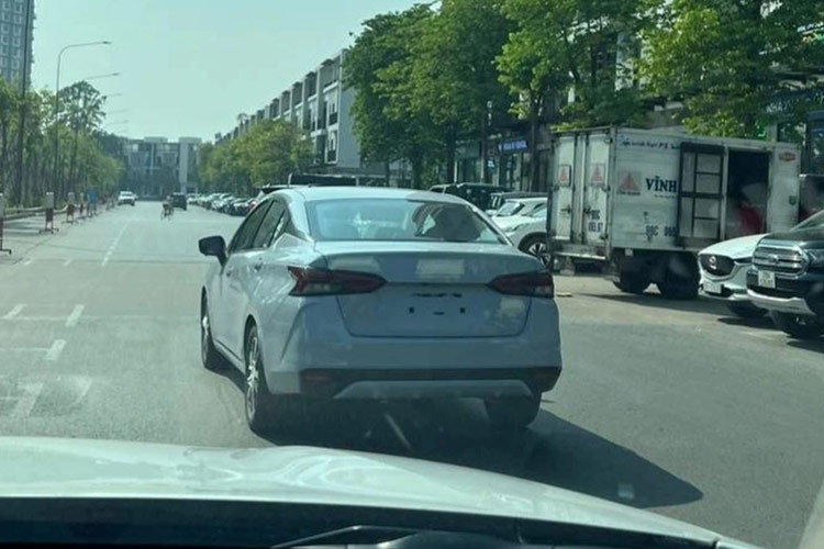 Mẫu xe sedan Nissan Almera 2024 về Việt Nam là phiên bản nâng cấp giữa vòng đời nên vóc dáng tổng thể vẫn giữ nguyên, một số thay đổi về thiết kế tập trung chủ yếu ở phần đầu xe. Phía đại lý cho biết, mẫu xe này nhiều khả năng sẽ có 3 thay vì 2 phiên bản như đời cũ.