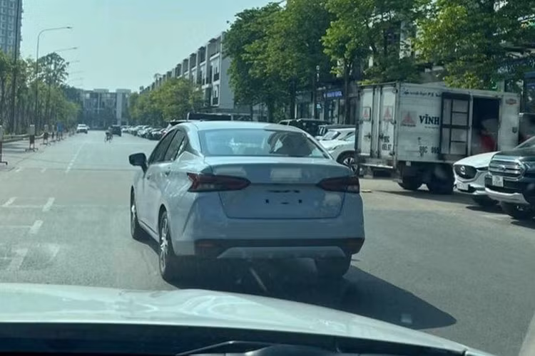 Mẫu xe sedan Nissan Almera 2024 về Việt Nam là phiên bản nâng cấp giữa vòng đời nên vóc dáng tổng thể vẫn giữ nguyên, một số thay đổi về thiết kế tập trung chủ yếu ở phần đầu xe. Phía đại lý cho biết, mẫu xe này nhiều khả năng sẽ có 3 thay vì 2 phiên bản như đời cũ.