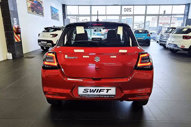 Thứ hai là hệ truyền động mild hybrid với động cơ xăng như trên, đi kèm mô-tơ điện mạnh 3,1 mã lực/60 Nm và pin lithium-ion 3Ah. Động cơ đồng hành cùng hộp số sàn 5 cấp hoặc hộp số biến thiên vô cấp CVT. Cả hai phiên bản máy xăng và mild hybrid của xe đều có hệ dẫn động 1 cầu hoặc 2 cầu.