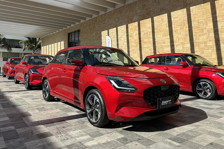 Giới tư vấn bán hàng tiết lộ, Suzuki Swift 2025 về Việt Nam sẽ thuộc thế hệ thứ 4. Tuy nhiên, thiết kế ngoại thất của xe gần như không thay đổi nhiều so với bản tiền nhiệm. Xe chỉ có lưới tản nhiệt được thiết kế lại, cụm đèn LED trước/sau mới cùng bộ mâm hợp kim khỏe khoắn hơn. 