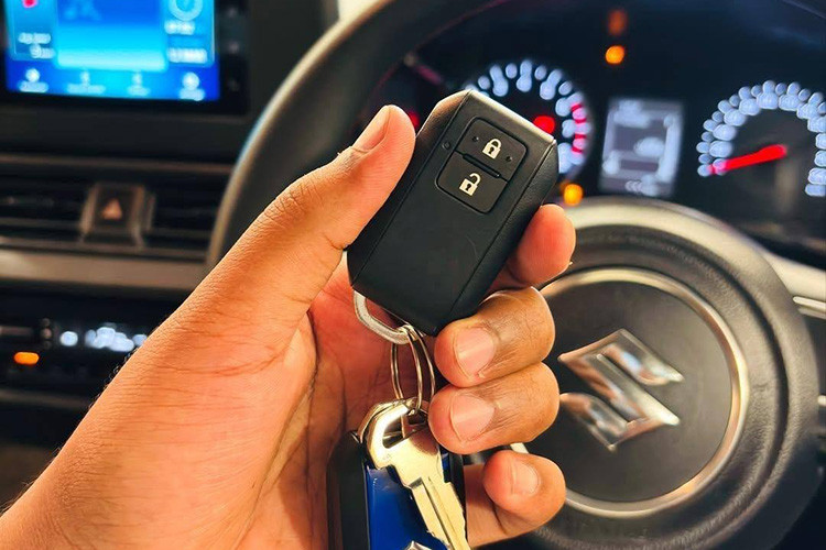 Các trang bị khác của Suzuki Swift 2025 bao gồm; ghế bọc nỉ, điều hòa tự động 1 vùng, màn hình hiển thị thông tin kính lái HUD, phanh tay điện tử, tự động giữ phanh tạm thời và cổng USB C...