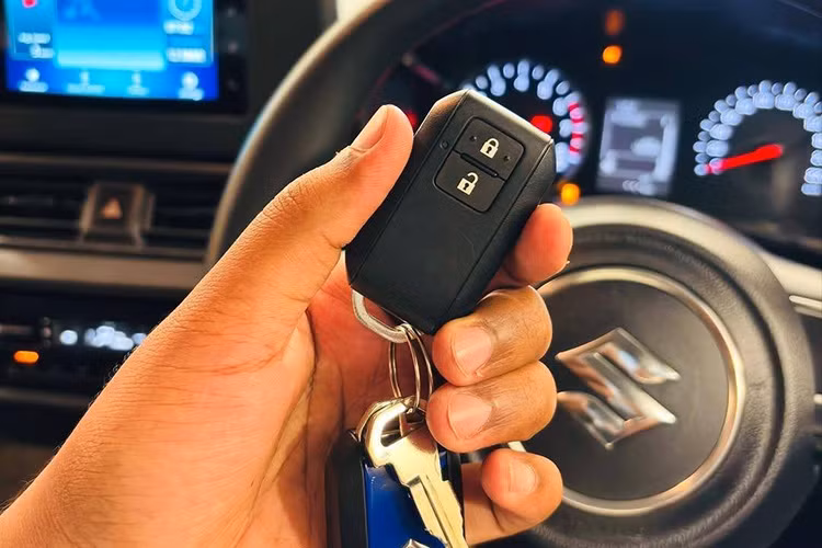 Các trang bị khác của Suzuki Swift 2025 bao gồm; ghế bọc nỉ, điều hòa tự động 1 vùng, màn hình hiển thị thông tin kính lái HUD, phanh tay điện tử, tự động giữ phanh tạm thời và cổng USB C...