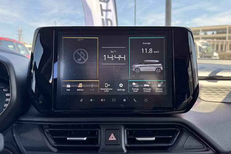 Ở khu vực chỉnh điều hòa đã được loại bỏ núm xoay để chuyển sang dạng phím bấm. Xe có màn hình giải trí được đặt nổi và có kích cỡ 9,7 inch, tuy bé hơn trang bị của đời cũ tại Việt Nam (10 inch) nhưng đã có tính năng kết nối Apple CarPlay/Android Auto không dây.