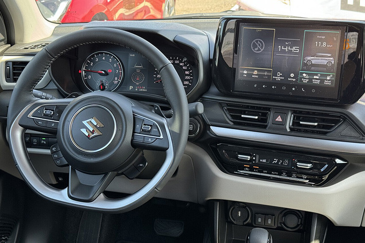 Về nội thất, khoang cabin của Suzuki Swift 2025 thế hệ mới có táp-lô mới, vô lăng với phím bấm đa chức năng... Tuy nhiên xe vẫn sử dụng cụm đồng hồ dạng analog kết hợp với màn hình đa thông tin nhỏ như bản cũ.