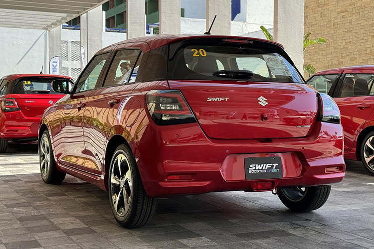 Cũng theo từ phía tư vấn bán hàng cho biết, trường này không được miễn thuế nhập khẩu vào Việt Nam như các quốc gia thuộc khối ASEAN, như vậy nhiều chuyên gia dự đoán rất có thể là xe Suzuki Swift 2025 nhập khẩu nguyên chiếc từ "quê nhà" Nhật Bản.