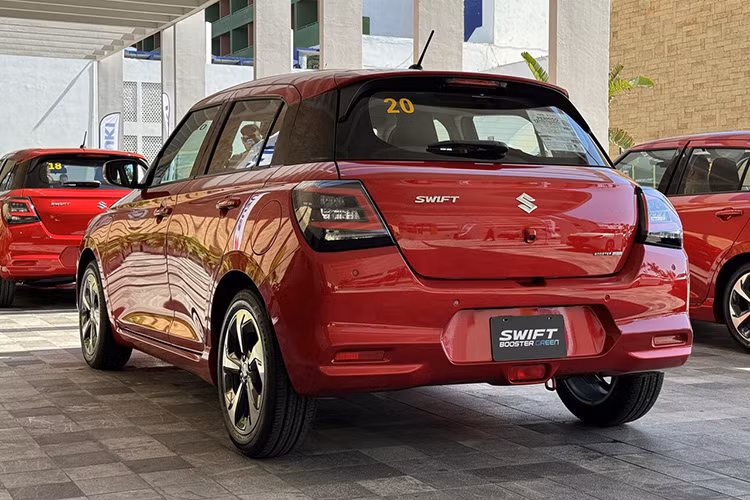 Cũng theo từ phía tư vấn bán hàng cho biết, trường này không được miễn thuế nhập khẩu vào Việt Nam như các quốc gia thuộc khối ASEAN, như vậy nhiều chuyên gia dự đoán rất có thể là xe Suzuki Swift 2025 nhập khẩu nguyên chiếc từ "quê nhà" Nhật Bản.