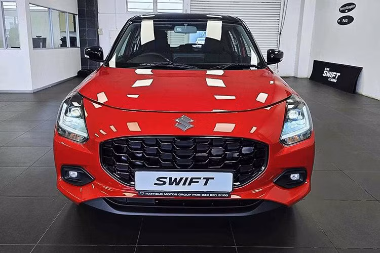 Phiên bản máy xăng của xe tiêu thụ lượng nhiên liệu trung bình từ 4,27 - 4,54 lít/100 km. Con số tương ứng của phiên bản mild hybrid là từ 3,93 - 4,4 lít/100 km. Được biết, những chiếc Suzuki Swift thế hệ mới đã cập cảng Việt Nam để làm thủ tục thông quan và đăng kiểm, sau đó chính thức ra mắt thị trường Việt vào cuối quý II năm nay.