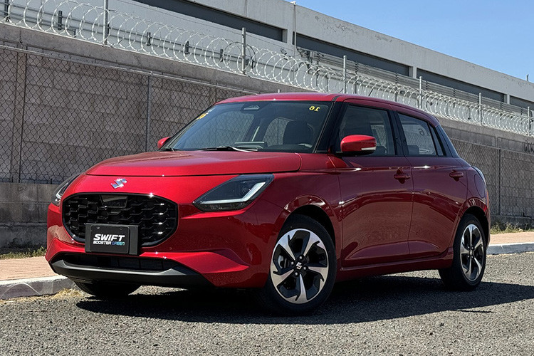 Mức giá xe Suzuki Swift 2025 tại Việt Nam đang được nhiều đại lý nhận đặt cọc với giá dự kiến dưới 600 triệu đồng. Mức giá cao hơn thế hệ cũ từng bán tại Việt Nam là do xe được nhập khẩu nguyên chiếc từ thị trường khác, thay vì Thái Lan như trước đây.