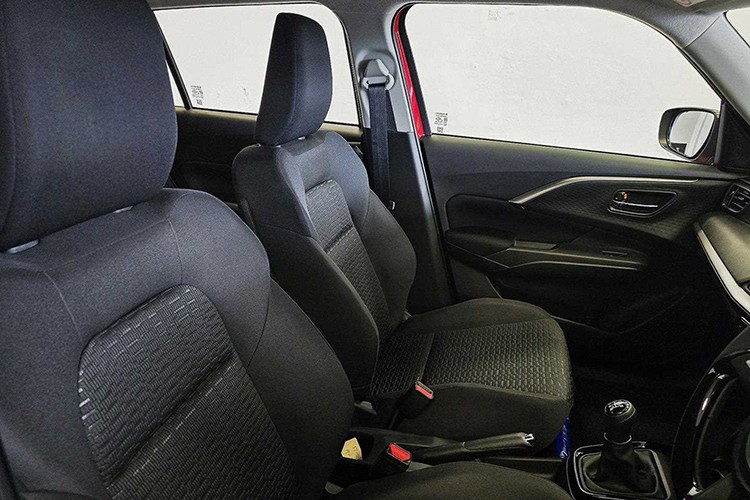 Tại thị trường quốc tế, xe có gói tính năng an toàn chủ động Suzuki Safety Support với hệ thống kiểm soát hành trình thích ứng, hỗ trợ giữ làn đường, cảnh báo điểm mù, cảnh báo phương tiện cắt ngang khi lùi, kiểm soát chân ga khi tiến/lùi và đèn pha tự động thích ứng.