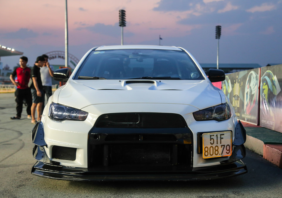 Một trong những chiếc xe mà các tay chơi drift yêu thích nhất là Mitsubishi Lancer Evo X. Mang thiết kế thuần chất Nhật Bản, chiếc xe được chủ nhân độ widebody kiểu Liberty Walk.