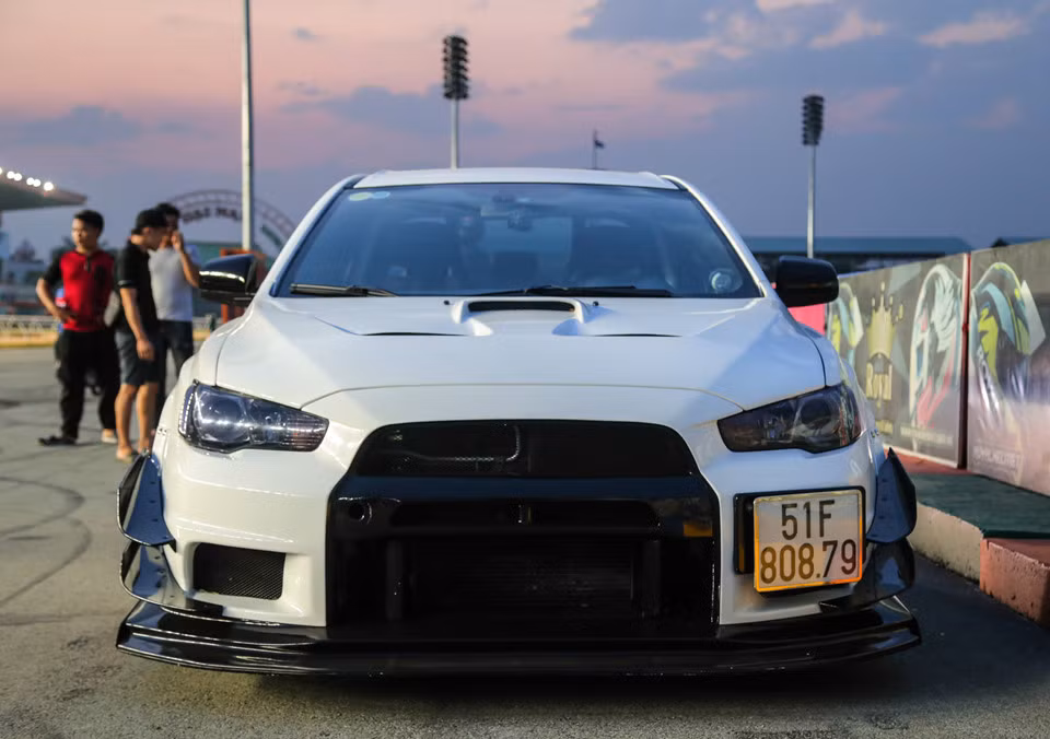 Một trong những chiếc xe mà các tay chơi drift yêu thích nhất là Mitsubishi Lancer Evo X. Mang thiết kế thuần chất Nhật Bản, chiếc xe được chủ nhân độ widebody kiểu Liberty Walk.