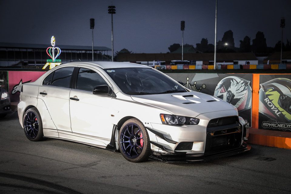 Mâm xe Volk Racing kích thước 18 inch, kẹp phanh Brembo màu đỏ nổi bật. Gầm xe cũng đã được độ lại chuyên để đua track, xe trang bị khung chống lật thể thao. Bên cạnh đó, khối động cơ của Mitsubishi Lancer Evo X cũng được tăng công suất lên 400 mã lực.