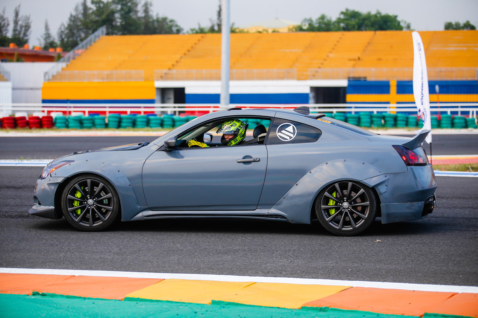 Chiếc Infiniti G37S độ Liberty Walk với thân rộng, nắp capo sợi carbon. Xe trang bị hệ thống phuộc Tein, động cơ 3.7L được tăng công suất từ 320 mã lực lên 360 mã lực.