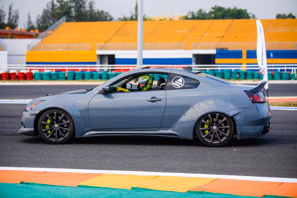 Chiếc Infiniti G37S độ Liberty Walk với thân rộng, nắp capo sợi carbon. Xe trang bị hệ thống phuộc Tein, động cơ 3.7L được tăng công suất từ 320 mã lực lên 360 mã lực.