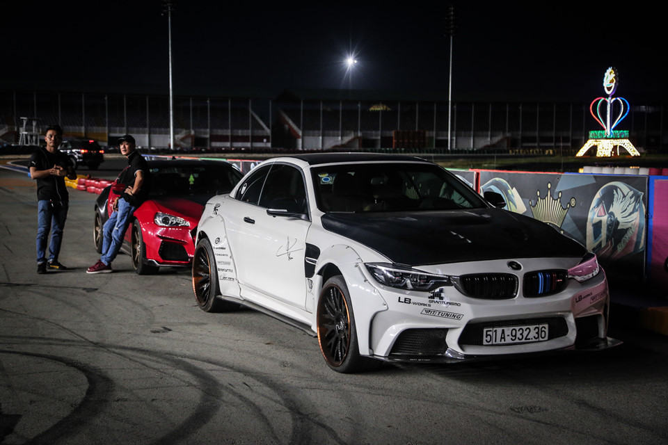 Ngoài ra, chiếc BMW 428i độ khủng này còn trang bị phuộc hơi Airforce có thể điều chỉnh khoảng sáng gầm. Một số chi tiết của xe làm từ sợi carbon như cánh gió trước, nắp capô, ốp hông và cánh gió sau. Hệ thống ống xả Armytrix cho âm thanh trầm ấm.