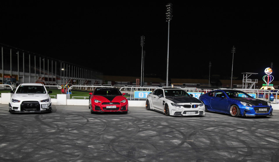 Để có được độ linh hoạt và thao tác nhanh khi drift, Hyundai Genesis Coupe trang bị cụm phanh tay kéo dài chuyên dụng. Hệ thống phuộc BC Racing cùng nhiều nâng cấp khác. Khối động cơ cũng đã được tăng công suất lên 400 mã lực.