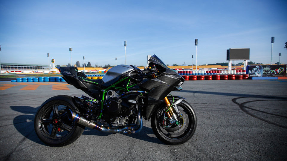 Kawasaki H2 là chiếc superbike không còn xa lạ đối với các tín đồ tốc độ. Mẫu xe này thuộc sở hữu của một biker Long Xuyên, được độ mạnh tay với giá trị gần 2 tỷ đồng. 