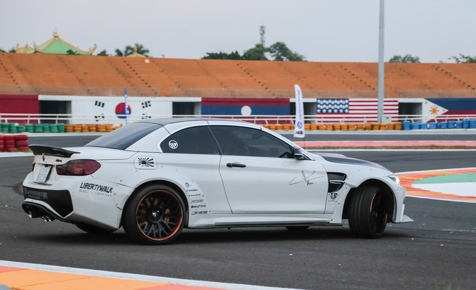 Mẫu BMW 428i cũng góp mặt. Chiếc xe được độ widebody Liberty Walk, mâm xe Forgiato kích thước 20 inch phối 2 tone màu cam-đen, kẹp phanh Brembo màu vàng bắt mắt.