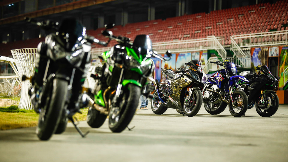 Bên cạnh những mẫu xe thể thao mang bản sắc Tokyo Drift, sự kiện còn quy tụ những mẫu sportbike, superbike hàng khủng tại Việt Nam. Sở hữu hàng loạt phụ kiện đắt tiền từ xe đua chuyên nghiệp, chiếc BMW S1000RR của một biker Cần Thơ còn là chiếc ''cá mập'' đầu tiên được trang bị bộ nồi khô tại Việt Nam.