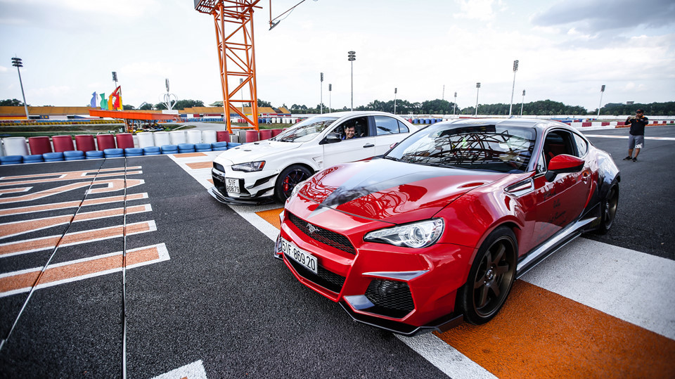 Toyota GT86 là mẫu xe thể thao 2 cửa thường được các dân chơi độ theo phong cách widebody. Ngoại hình của mẫu xe này rất dễ gây nhầm lẫn với Subaru BRZ, điểm khác biệt giữa 2 mẫu xe Nhật Bản nằm ở lưới tản nhiệt.