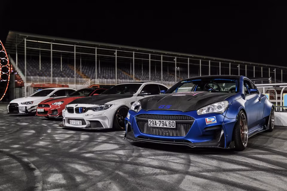 Nhiều mẫu ôtô thể thao và môtô phân khối lớn quy tụ về trường đua Đại Nam, phục vụ cho những cảnh quay của một video về drift. Hầu hết mẫu xe được độ theo phong cách widebody khiến nơi đây như ngày hội của những mẫu xe ôtô độ phong cách Nhật.