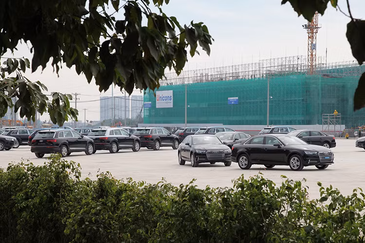 Theo đó, doanh nghiệp sẽ tài trợ tổng cộng 317 xe Audi màu đen, mới 100% gồm các dòng Audi A4 (63 xe), Audi A5 (26 xe), Audi A6 (99 xe xe), Audi Q5 (50 xe), Audi Q7 (79 xe). Ngoài ra, Audi Việt Nam cũng đang thực hiện hoạt động tập huấn lái xe Audi cả về lý thuyết lẫn thực hành cho 600 lái xe phục vụ cho sự kiện này.