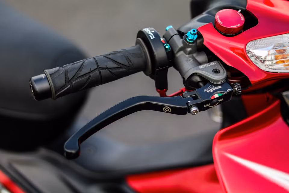 Chủ xe đã thay đi tay phanh trước zin, thay vào đó là tay phanh Brembo RSC19 cùng với bình dầu Evotech. Xe được trang bị thêm cùm tăng tốc Domino Italy để có những cú vít ga mượt mà hơn.