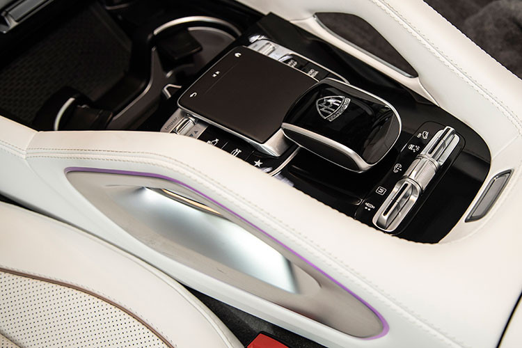 Để vận hành, Mercedes-Maybach GLS Edition 100 trang bị động cơ V8 4.0L tăng áp kép, cho ra công suất tới 557 mã lực, có sẵn hệ dẫn động bốn bánh toàn thời gian 4Matic, cùng các công nghệ tân tiến tương tự có ở bản GLS 600 Maybach.