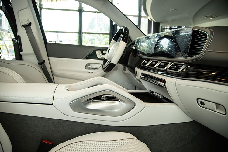 Ngoài ra, Mercedes-Maybach GLS Edition 100 cũng có khoang sau hạng nhất được cách âm chống ồn với hệ thống âm thanh vòm Burmester 4D, có chức năng sưởi và mát xa cho ghế, cùng màn hình công nghệ cao phục vụ cho thông tin giải trí.