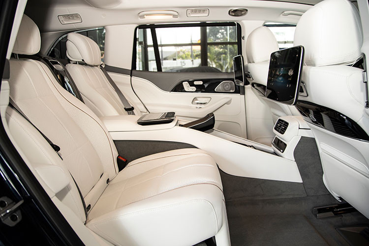 Không chỉ dừng tại đó, hãng xe sang Đức cũng hợp tác với Robbe &amp; Berking để cung cấp các ly sâm-panh bằng bạc có dấu khắc đặc biệt.