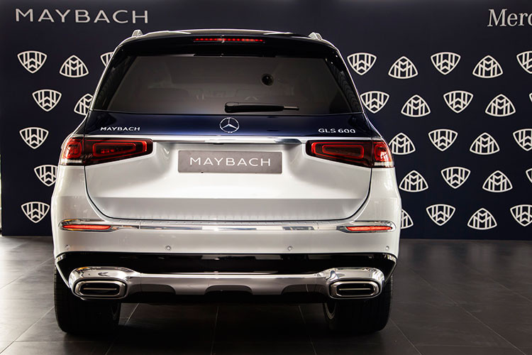 Mặc dù không tiết lộ giá xe Mercedes-Maybach GLS Edition 100 chính hãng tại Việt Nam, nhưng theo đồn đoán của giới thạo xe thì con số chắc chắn sẽ cao hơn giá bán niêm yết của Mercedes-Maybach GLS 600 là 11,5 tỷ đồng do Mercedes Việt Nam công bố.