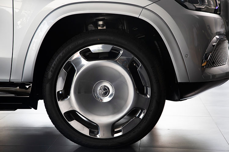 Bộ mâm màu xám khói 5 chấu được đúc nguyên khối vốn nổi tiếng trên những chiếc Maybach sedan nay được ưu ái trang bị cho mẫu SUV bản giới hạn này. Bánh xe và ngưỡng cửa cũng được gắn huy hiệu Edition 100.