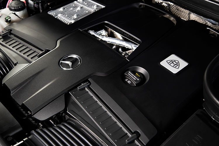 Do được chế tác thủ công, mỗi chiếc Mercedes-Maybach GLS Edition 100 xuất xưởng là cả quá trình sản xuất phức tạp và kỳ công của đội ngũ kỹ sư bậc thầy. Mỗi chiếc Maybach sẽ tiêu tốn 4-5 tuần cho các công đoạn chế tác khắt khe nhất.