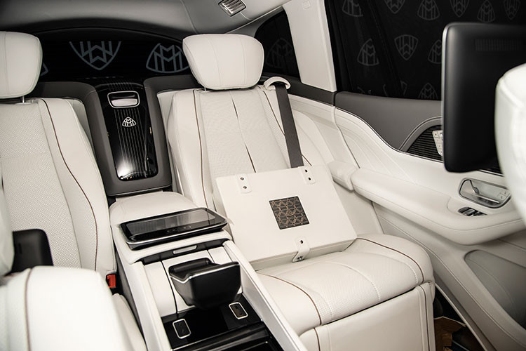 GLS 600 Edition 100 cao hơn 33 cm so với chiếc sedan, mang đến không gian nội thất rộng rãi độc đáo với chỗ để chân dài tối đa 1.1 mét và hệ thống treo khí nén. Chiếc xe này còn sở hữu khả năng cách âm ấn tượng giúp tạo nên một không gian sang trọng và cách biệt.